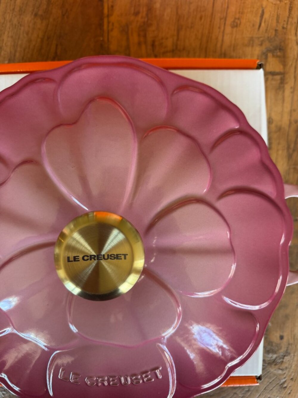 Le Creuset Signature Cast Iron Petal Shallow Casserole 2.25 qt Berry Pink 26 NEW - Picture 10 of 16